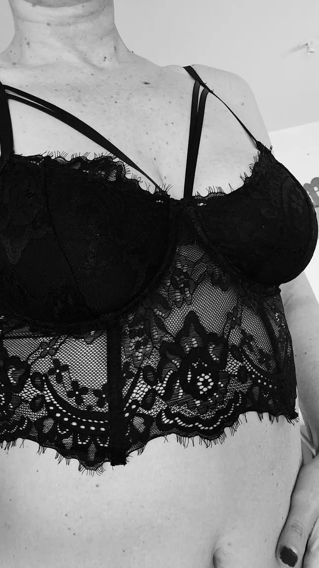 Elea_milf_fontaine MYM